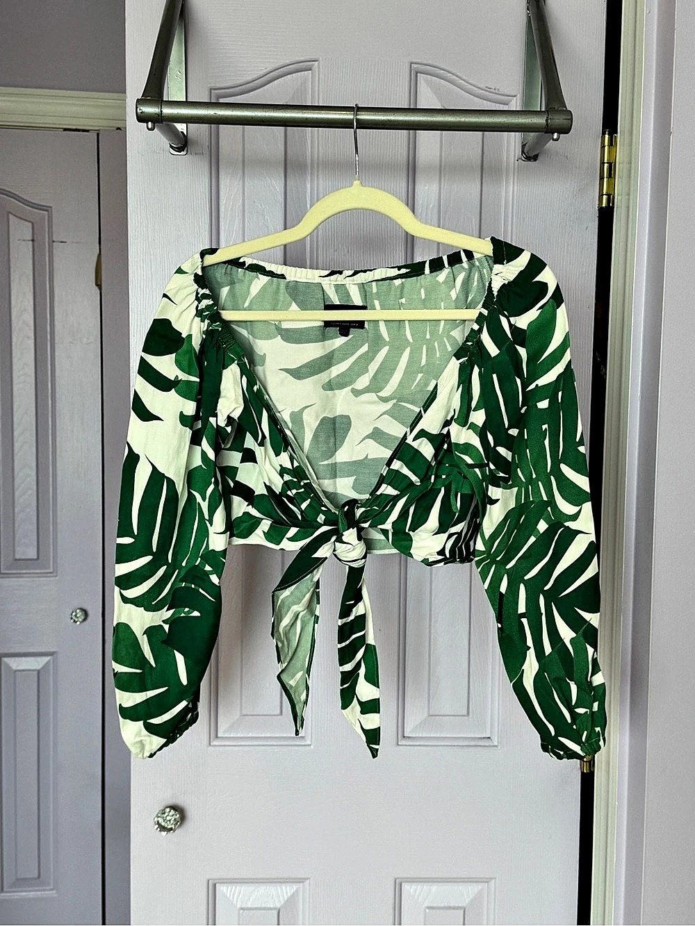 VRG GRL Green & White Leaf Print Tie-Front Crop Top